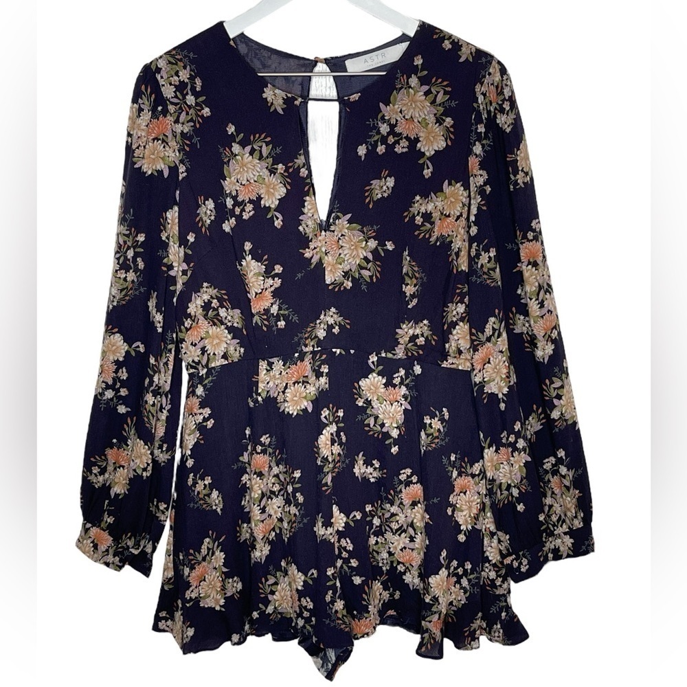 ASTR Floral Romper w Long Sleeves, Key Hole Neckline, shorts, Blue, size Large